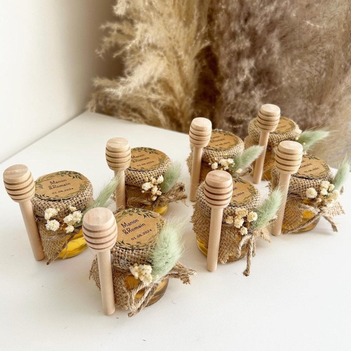 Salbeihonig im Glas als personalisiertes Gastgeschenk für Hochzeit und Taufe, dekoriert mit Trockenblumen und Holzlöffel