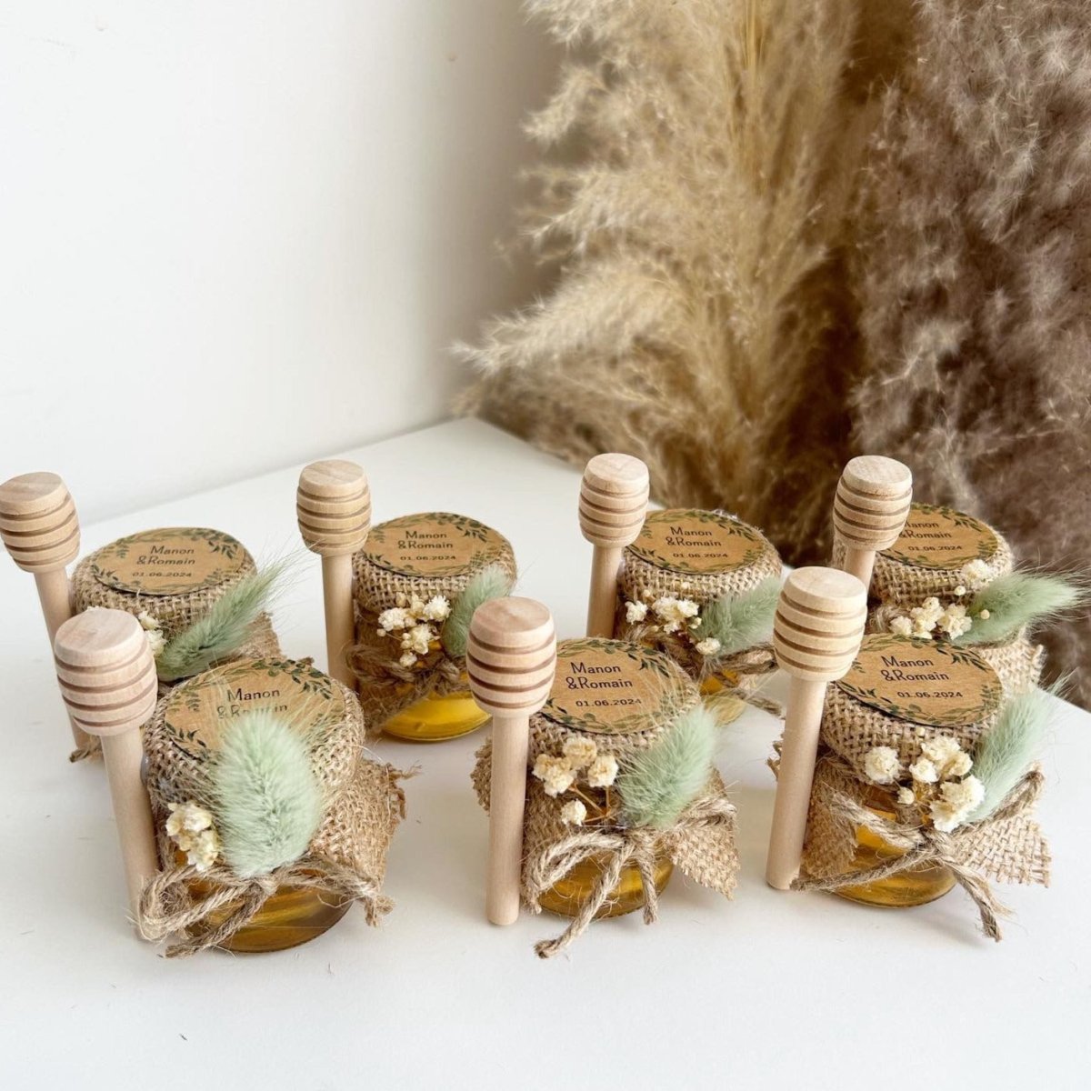 Salbeihonig im Glas als personalisiertes Gastgeschenk für Hochzeit und Taufe, dekoriert mit Trockenblumen und Holzlöffel