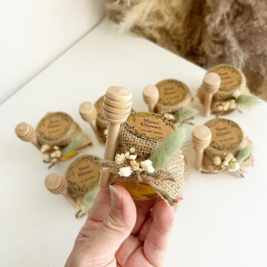 Salbeihonig im Glas als personalisiertes Gastgeschenk für Hochzeit und Taufe, dekoriert mit Trockenblumen und Holzlöffel