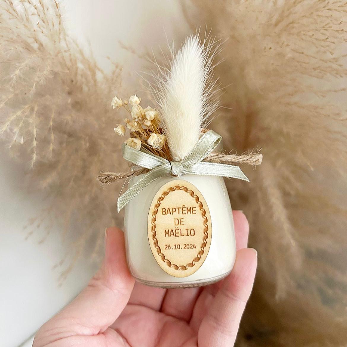 MON CADEAU INVITE - Personalisierte Salbeikerze im Glas mit grünem Band, Feder und Etikett zur Taufe, elegantes Gastgeschenk für besonderes Event