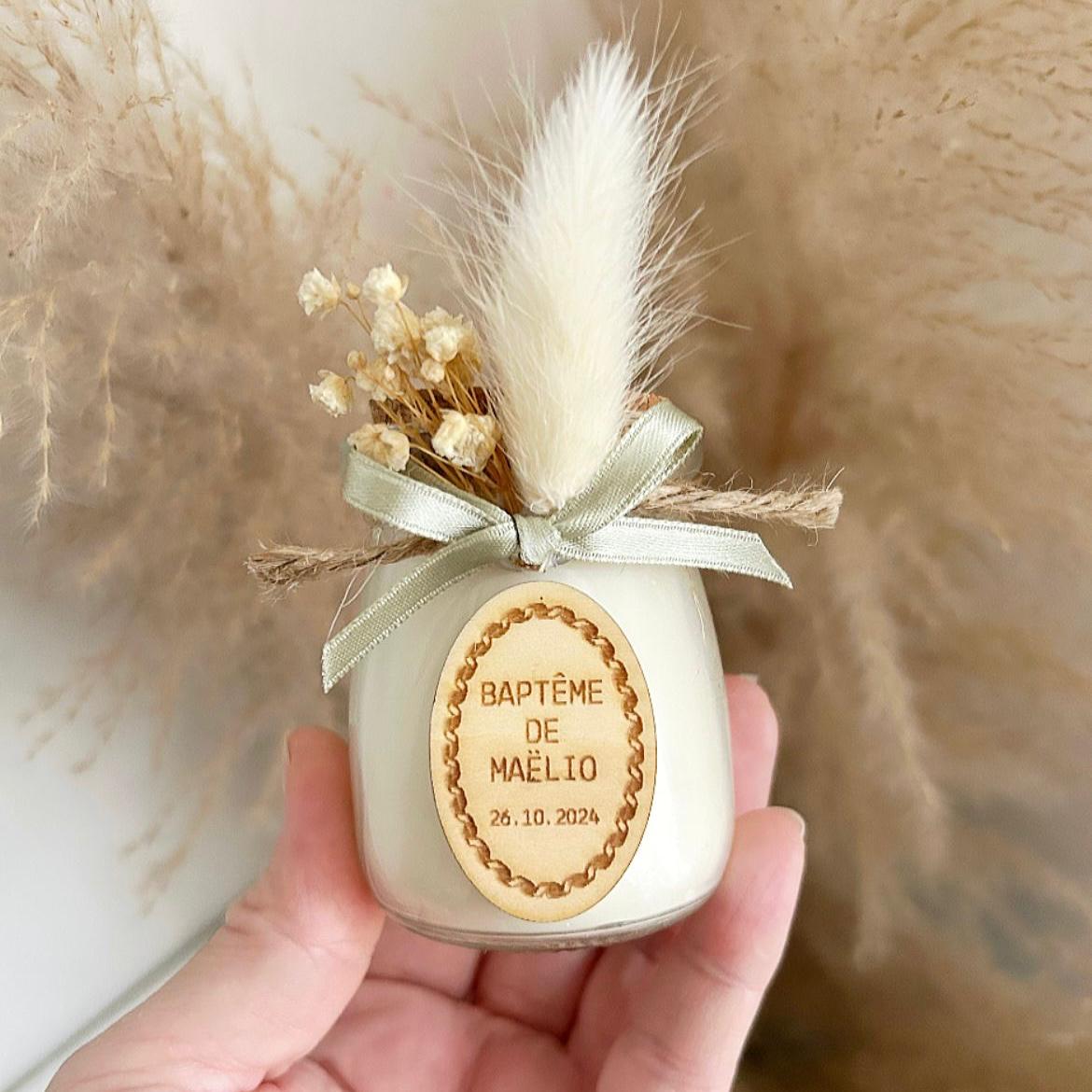 MON CADEAU INVITE - Personalisierte Salbeikerze im Glas mit grünem Band, Feder und Etikett zur Taufe, elegantes Gastgeschenk für besonderes Event