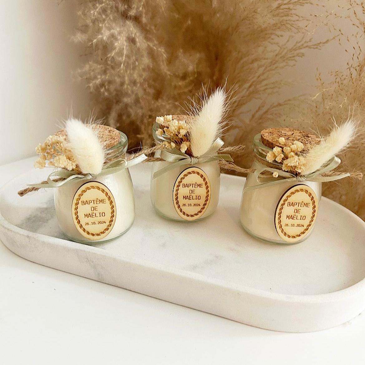 MON CADEAU INVITE - Personalisierte Salbeikerze im Glas mit grünem Band, Feder und Etikett zur Taufe, elegantes Gastgeschenk für besonderes Event