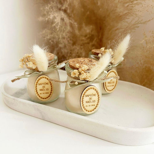 Sauge-Medaillon-Kerze als duftende, salbeigrüne Kerze mit personalisiertem Medaillon, Gastgeschenk für Hochzeit, Taufe oder Kommunion