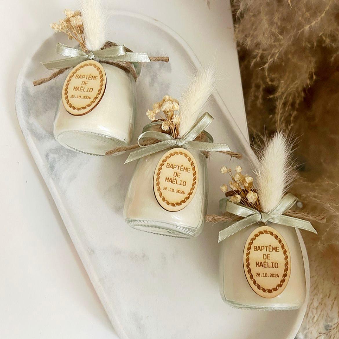 Sauge-Medaillon-Kerze als duftende, salbeigrüne Kerze mit personalisiertem Medaillon, Gastgeschenk für Hochzeit, Taufe oder Kommunion