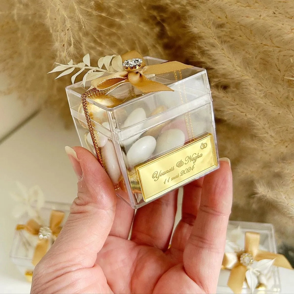 Schatz-Zuckermandeln als Gastgeschenk zur Hochzeit – elegantes Etui mit goldenen Details