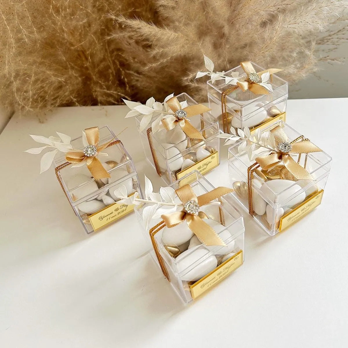 Schatz-Zuckermandeln als Gastgeschenk zur Hochzeit – elegantes Etui mit goldenen Details