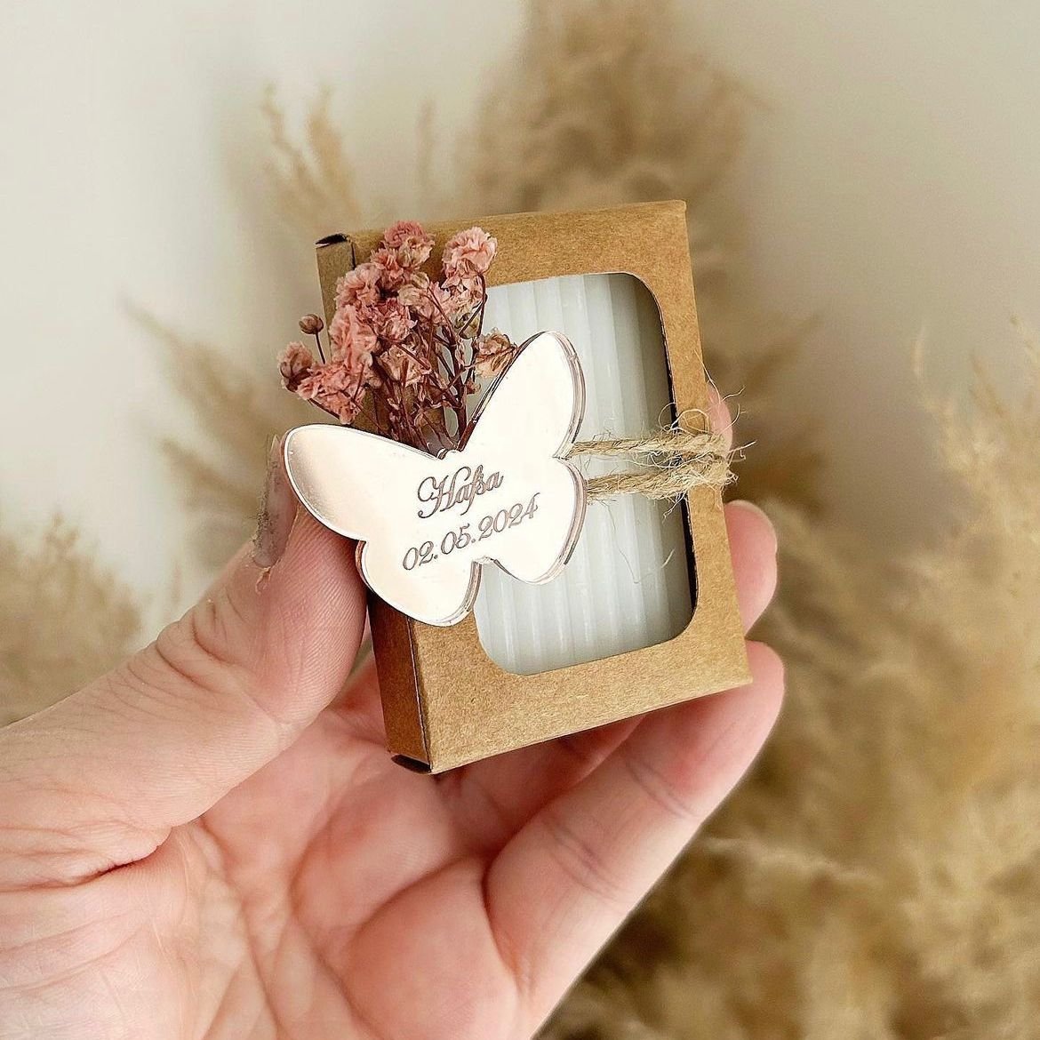 Schmetterlingsseife als personalisiertes Gastgeschenk zur Taufe, verziert mit zarten floralen Elementen