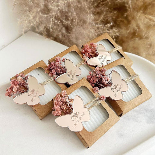 Schmetterlingsseife als personalisiertes Gastgeschenk zur Taufe, verziert mit zarten floralen Elementen