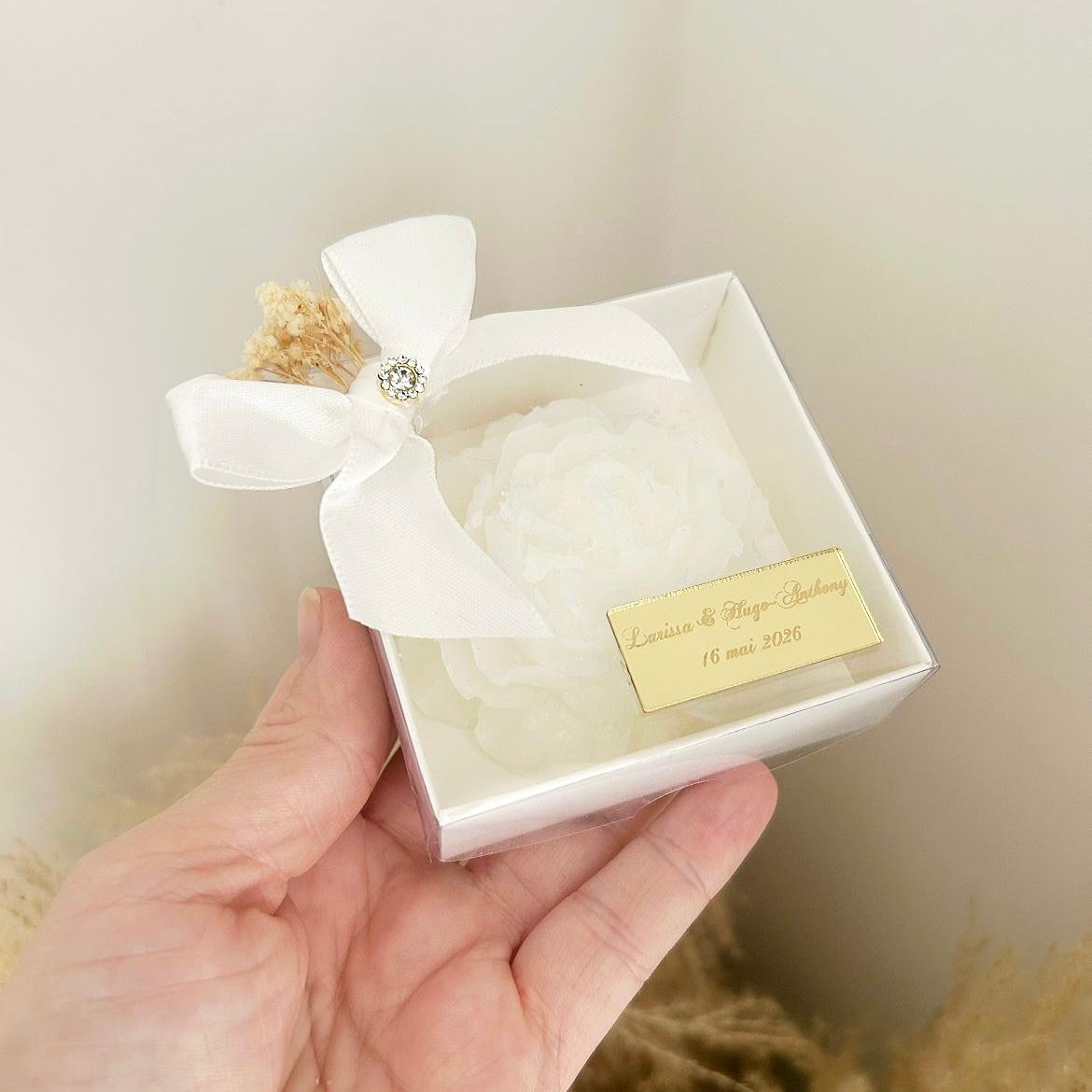 Schnee-Rose-Kerze als duftende, personalisierte Kerze, Gastgeschenk zur Hochzeit, elegant verpackt