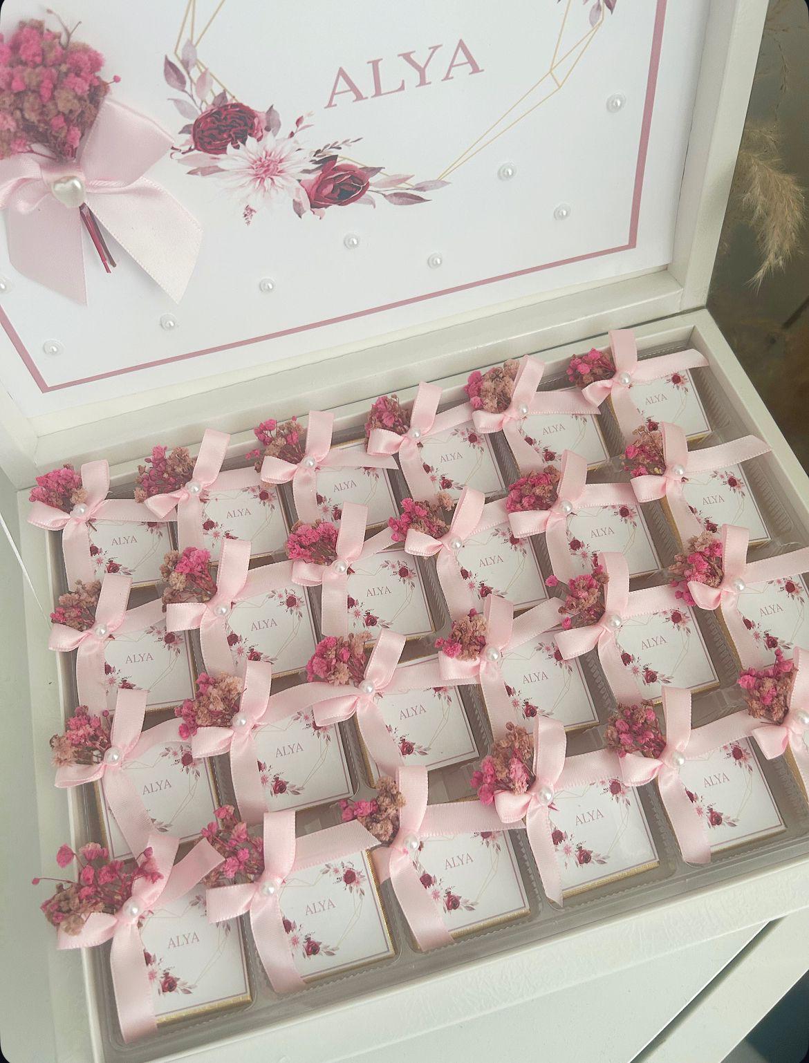 MON CADEAU INVITE - Personalisierte Schokoladenbox mit rosa Schleifen und getrockneten Blumen, elegant präsentiert im Set, stilvolles Gastgeschenk für Geburt, Taufe oder besonderes Event