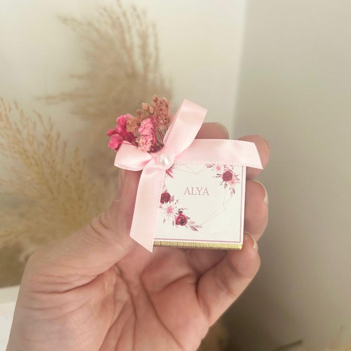 MON CADEAU INVITE - Personalisierte Schokoladenbox mit rosa Schleifen und getrockneten Blumen, elegant präsentiert im Set, stilvolles Gastgeschenk für Geburt, Taufe oder besonderes Event