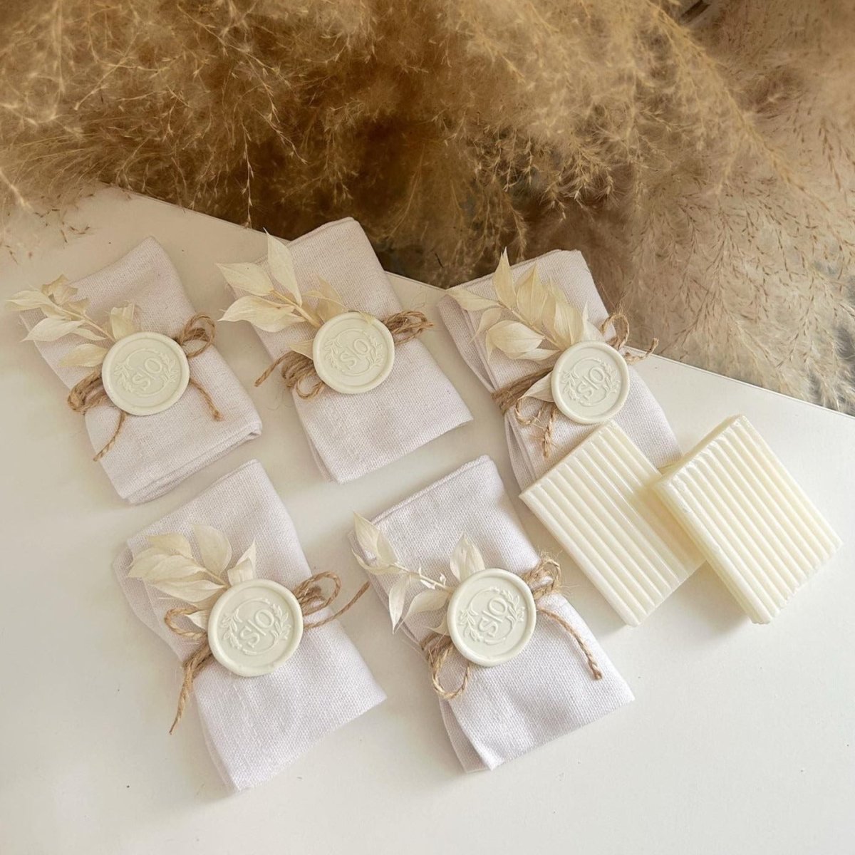 MON CADEAU INVITE - Personalisierte Seife Dune in Stoffbeutel mit Siegel, Juteband und getrockneten Blättern, elegantes Gastgeschenk für Hochzeit oder besonderes Event
