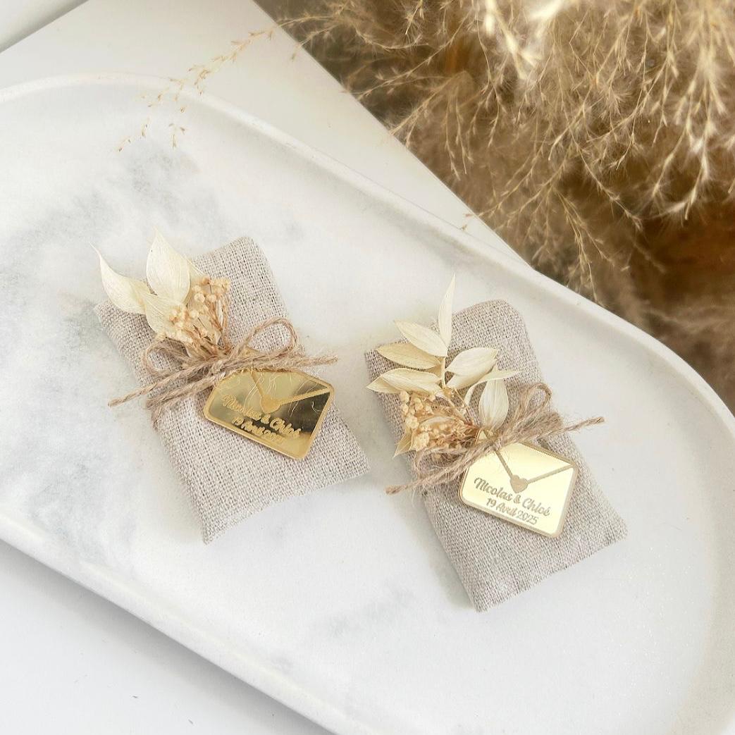 MON CADEAU INVITE - Personalisierte Seife im Jutesäckchen mit goldenem Etikett, Schleife und getrockneten Blumen, elegantes Gastgeschenk für Hochzeit oder besonderes Event