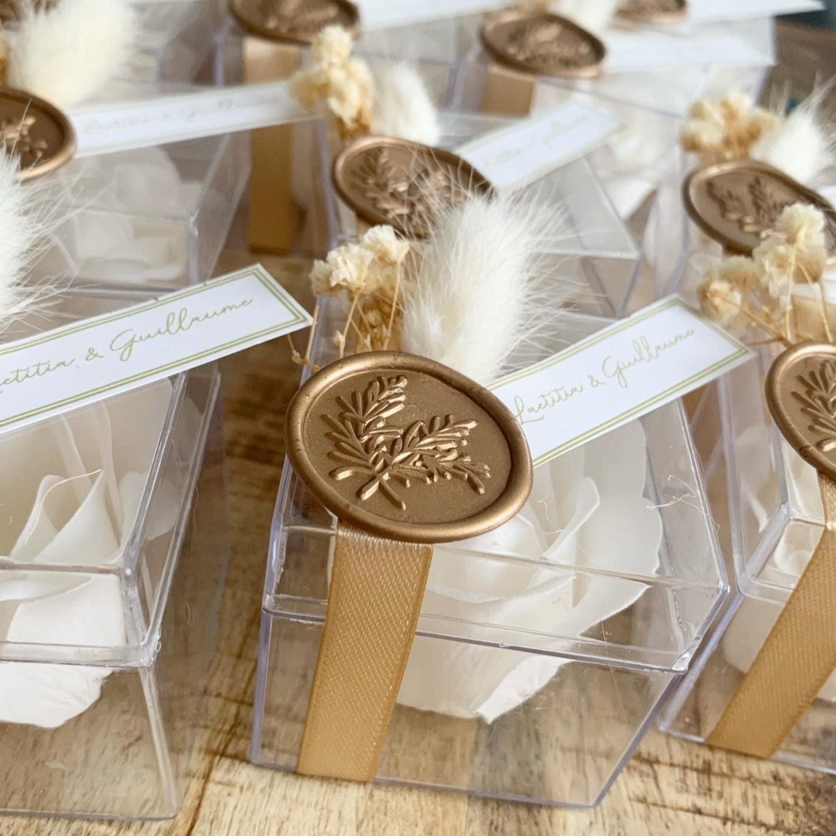 Seifenrose Ähre als edles Gastgeschenk für Hochzeit und Taufe, mit goldenem Wachssiegel und Satinband