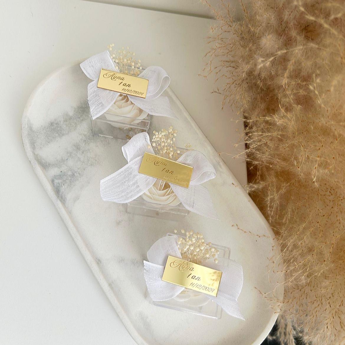 MON CADEAU INVITE - Personalisierte Seifenrose Angelita in transparenter Box mit weißer Schleife, goldener Plakette und Schleierkraut, elegantes Gastgeschenk für Hochzeit oder besonderes Event