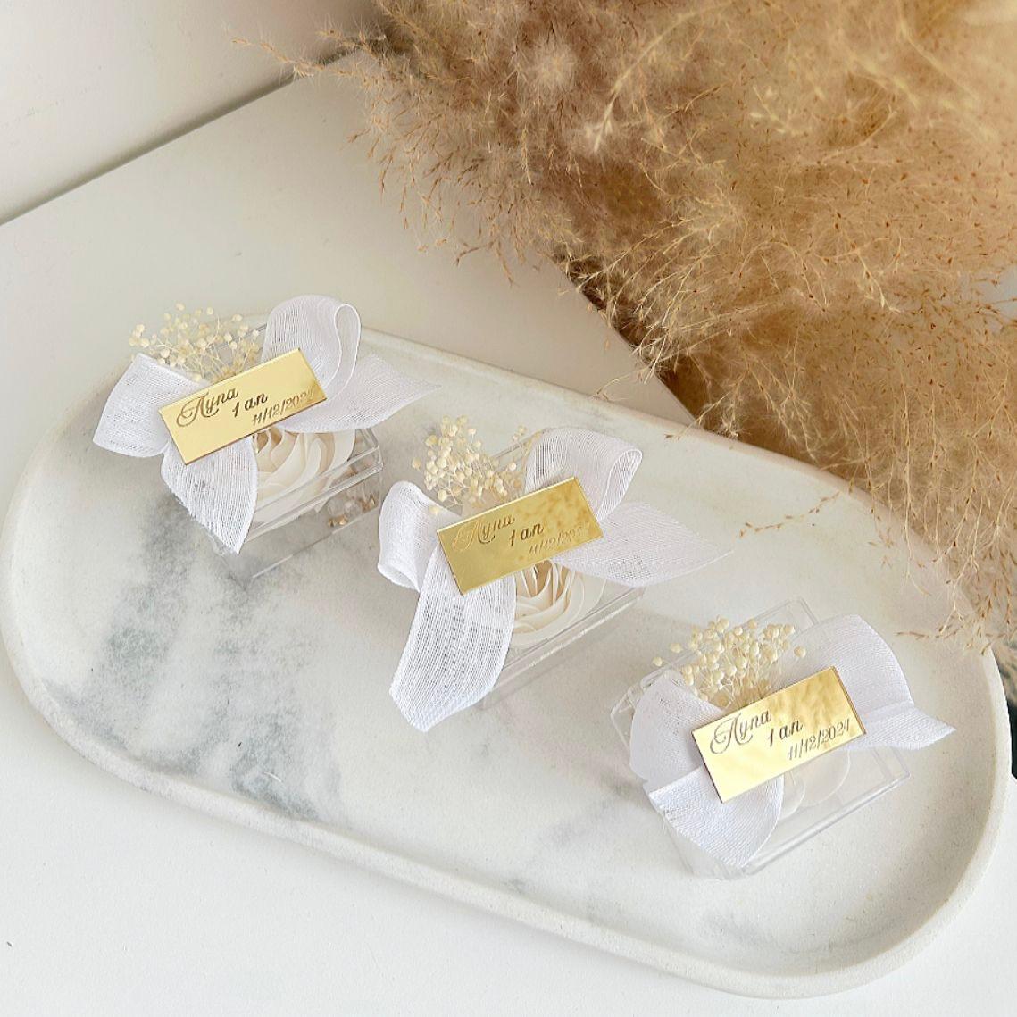 MON CADEAU INVITE - Personalisierte Seifenrose Angelita in transparenter Box mit weißer Schleife, goldener Plakette und Schleierkraut, elegantes Gastgeschenk für Hochzeit oder besonderes Event