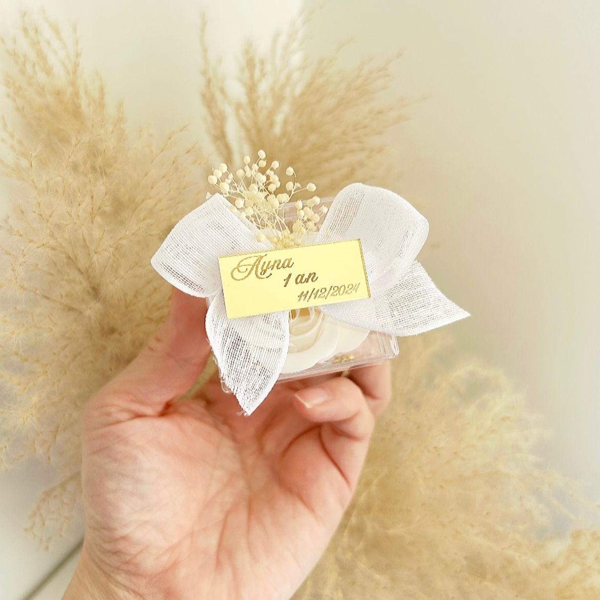 MON CADEAU INVITE - Personalisierte Seifenrose Angelita in transparenter Box mit weißer Schleife, goldener Plakette und Schleierkraut, elegantes Gastgeschenk für Hochzeit oder besonderes Event