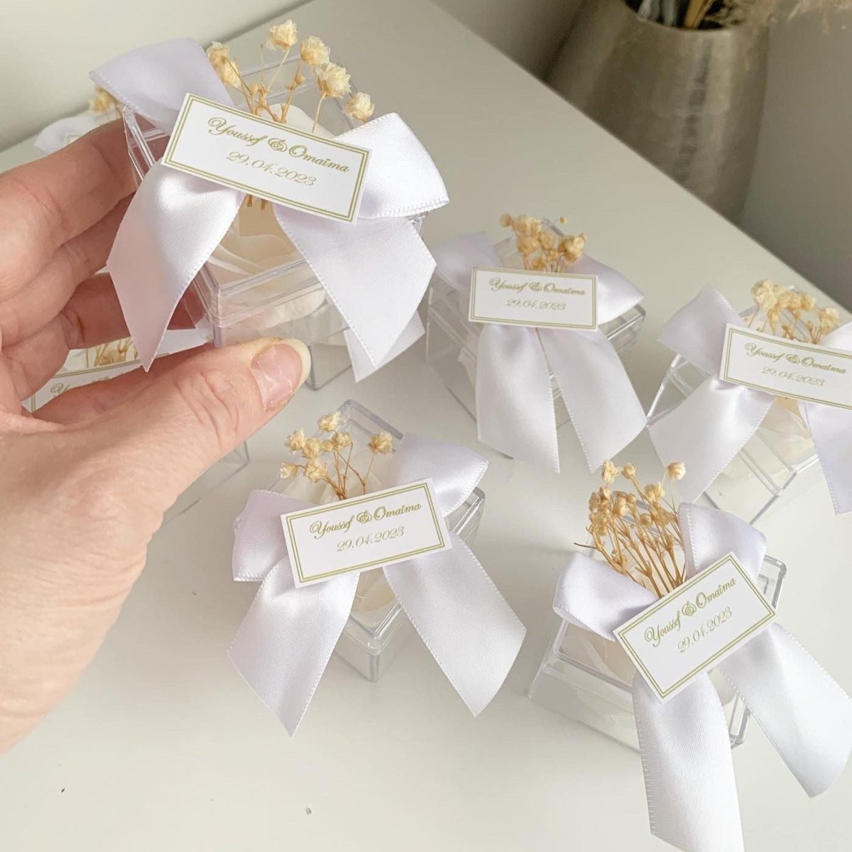 Seifenrose Antoinette als edles Gastgeschenk für Hochzeit und Taufe, fein präsentiert mit Schleife und dekorativen Details