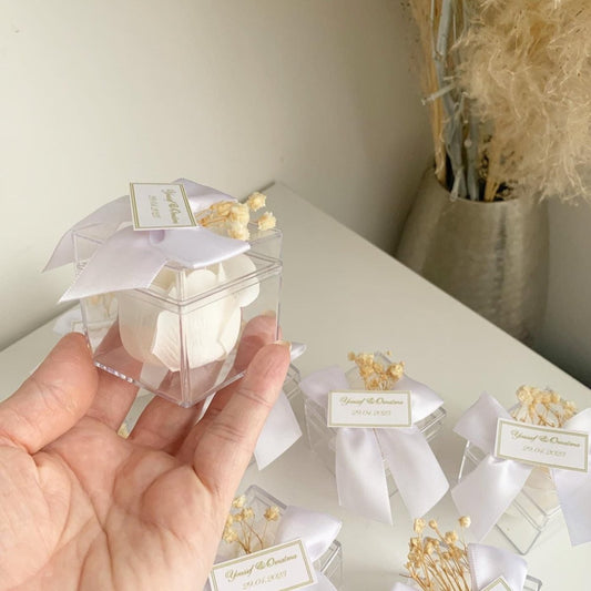 Seifenrose Antoinette als edles Gastgeschenk für Hochzeit und Taufe, fein präsentiert mit Schleife und dekorativen Details