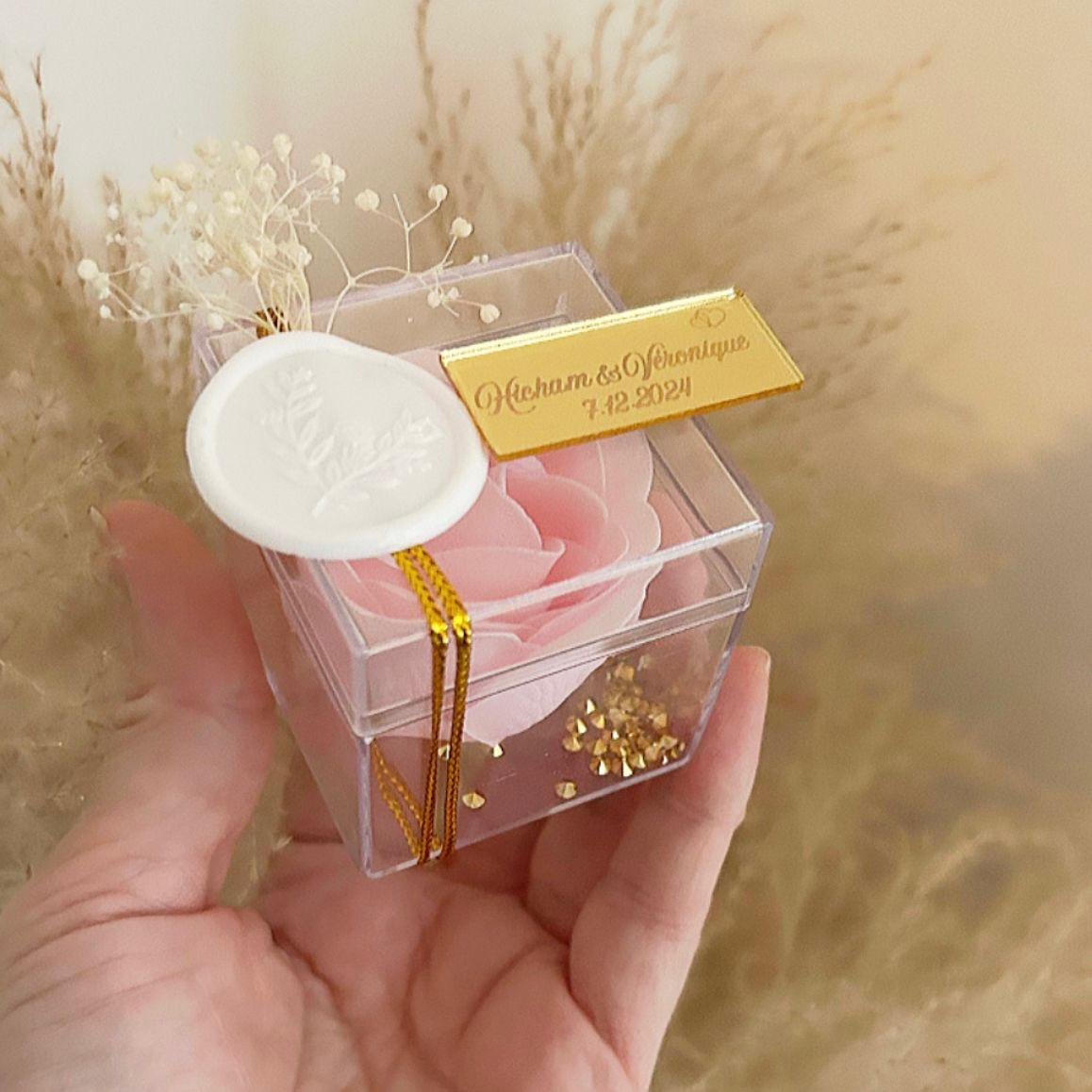 MON CADEAU INVITE - Personalisierte Seifenrose mit Schleierkraut in transparenter Box mit rosa Rose, Siegel und goldener Plakette, elegantes Gastgeschenk für Hochzeit oder besonderes Event