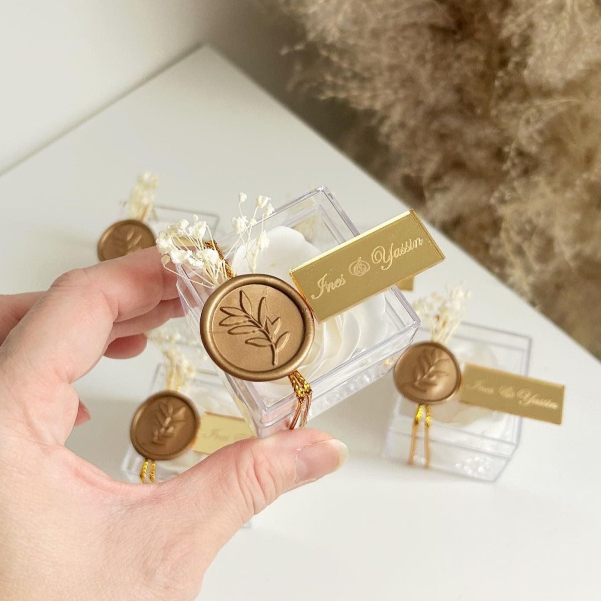 MON CADEAU INVITE - Personalisierte Seifenrose in transparenter Box mit goldenem Siegel, Etikett und getrockneten Blumen, elegantes Gastgeschenk für Hochzeit oder besonderes Event