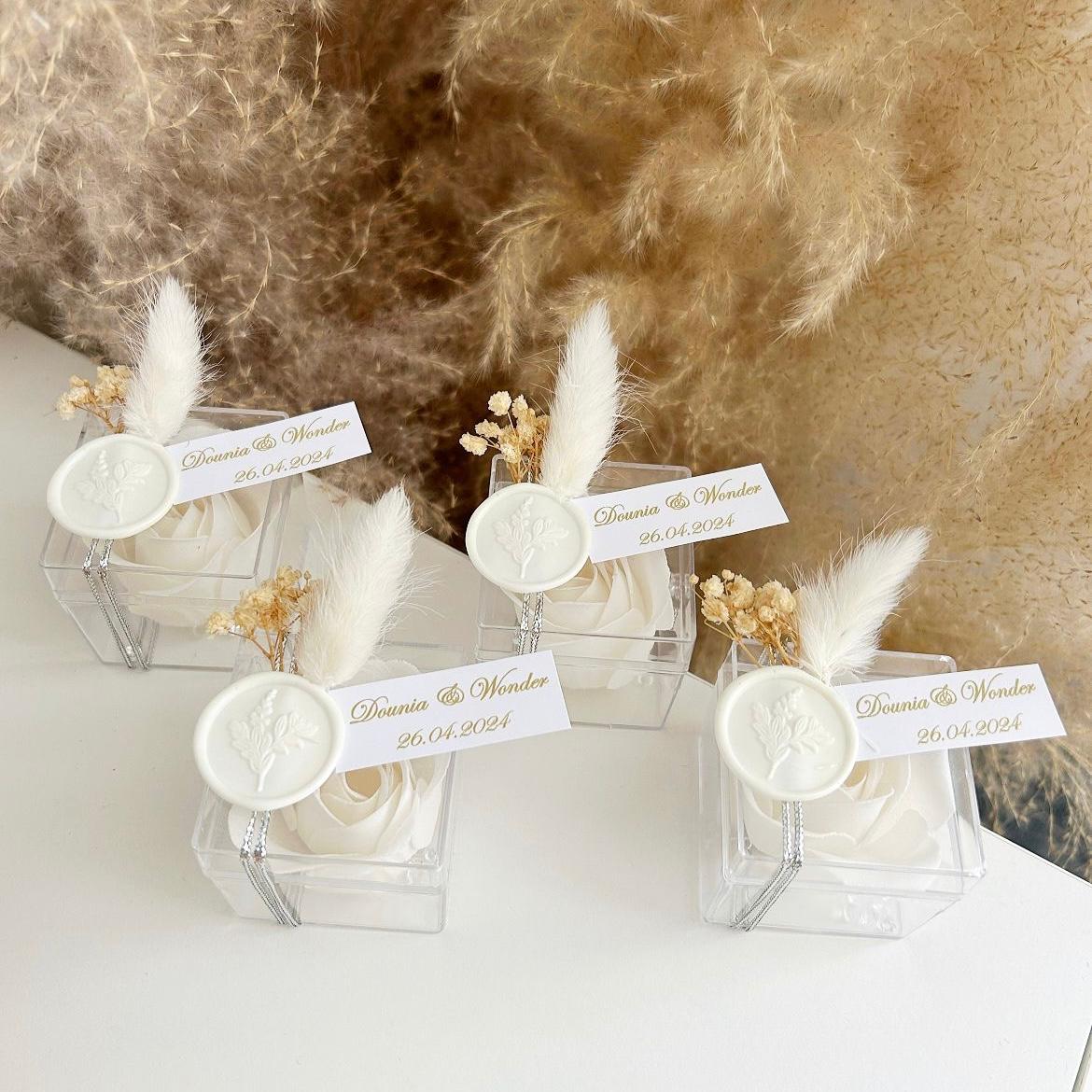 MON CADEAU INVITE - Personalisierte Seifenrose in transparenter Box mit weißem Siegel, Etikett und getrockneten Blumen, elegantes Gastgeschenk für Hochzeit oder besonderes Event