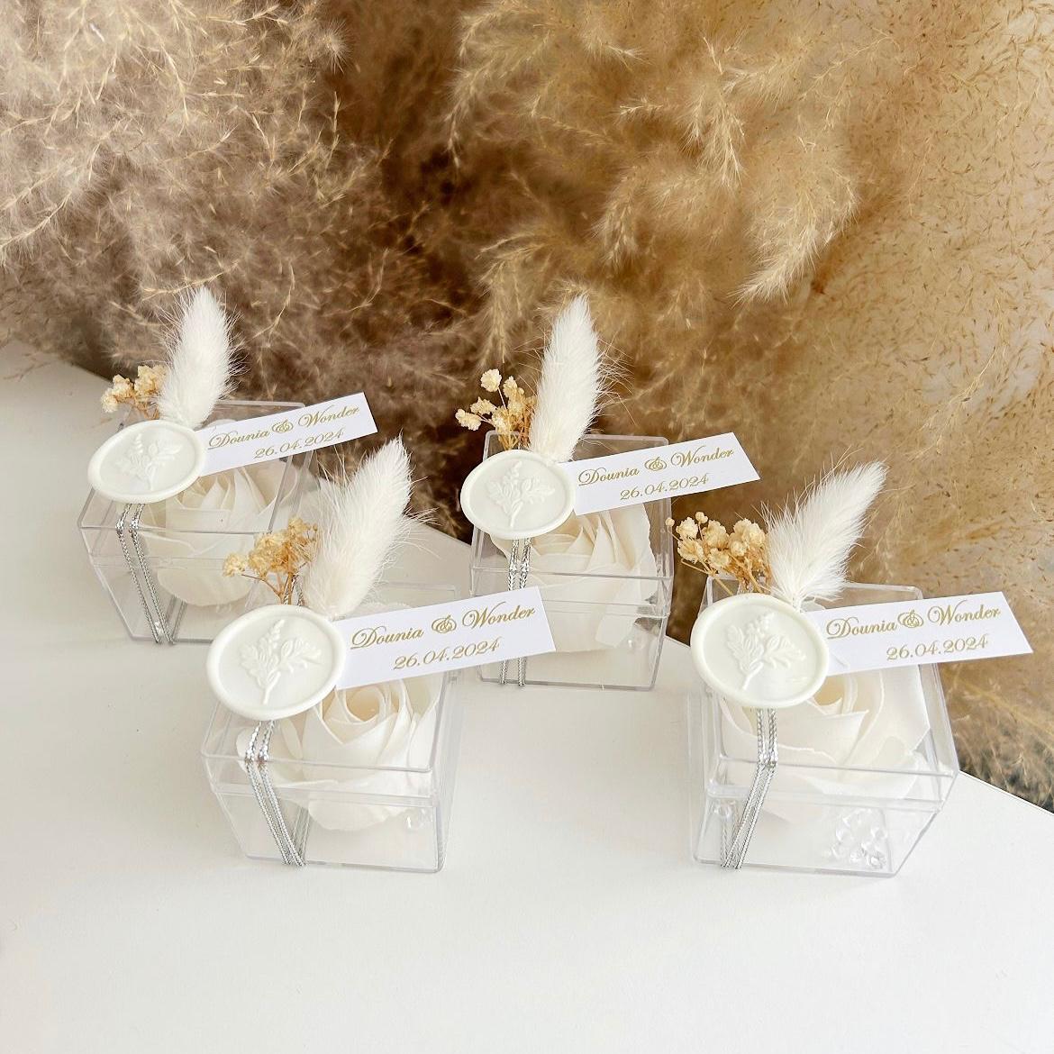 MON CADEAU INVITE - Personalisierte Seifenrose in transparenter Box mit weißem Siegel, Etikett und getrockneten Blumen, elegantes Gastgeschenk für Hochzeit oder besonderes Event