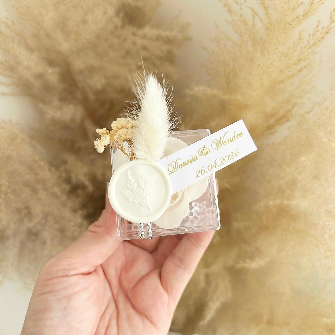 MON CADEAU INVITE - Personalisierte Seifenrose in transparenter Box mit weißem Siegel, Etikett und getrockneten Blumen, elegantes Gastgeschenk für Hochzeit oder besonderes Event