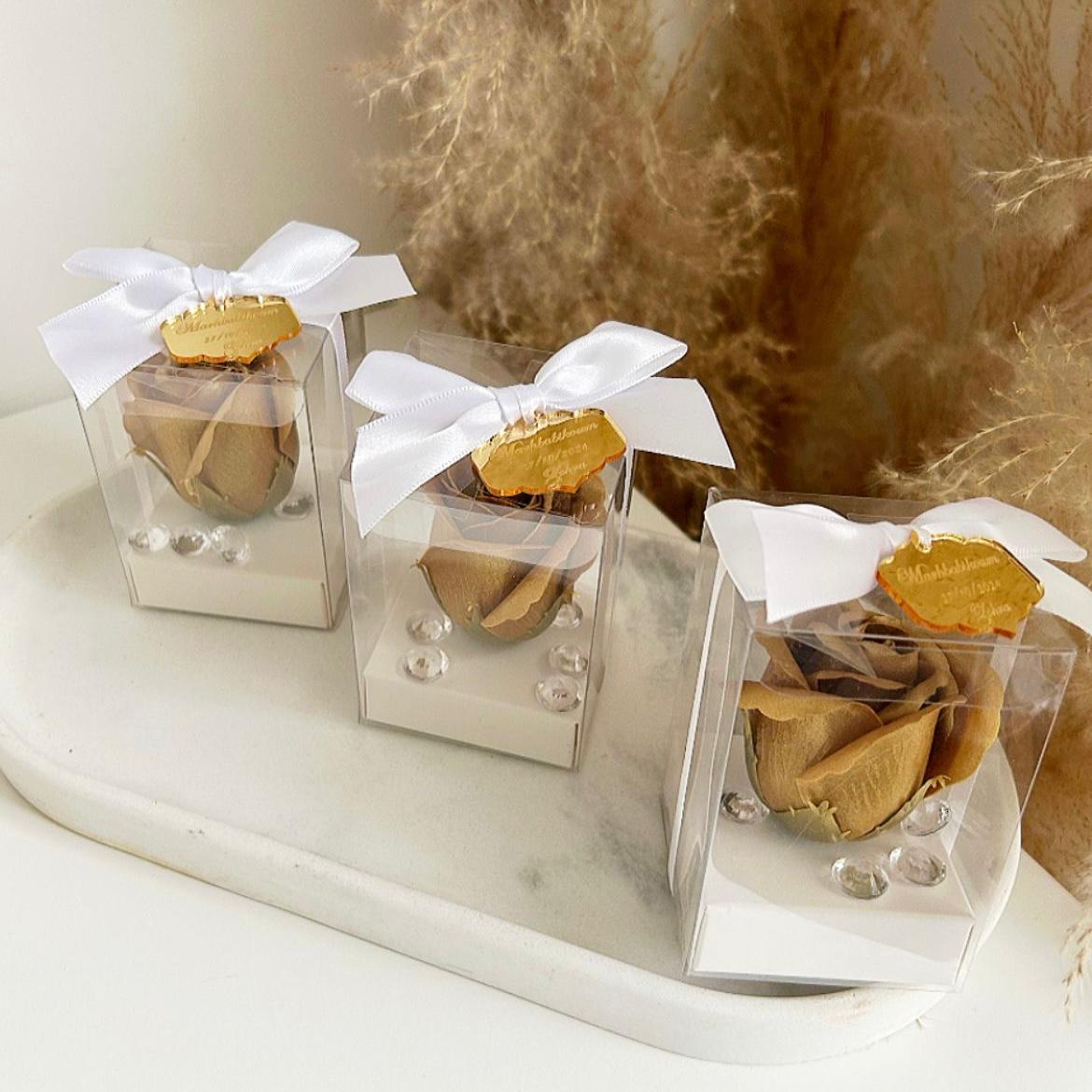 MON CADEAU INVITE - Personalisierte Seifenrose VIP Luxe in transparenter Box mit goldener Plakette, weißer Schleife und dekorativen Perlen, elegantes Gastgeschenk für Hochzeit oder besonderes Event