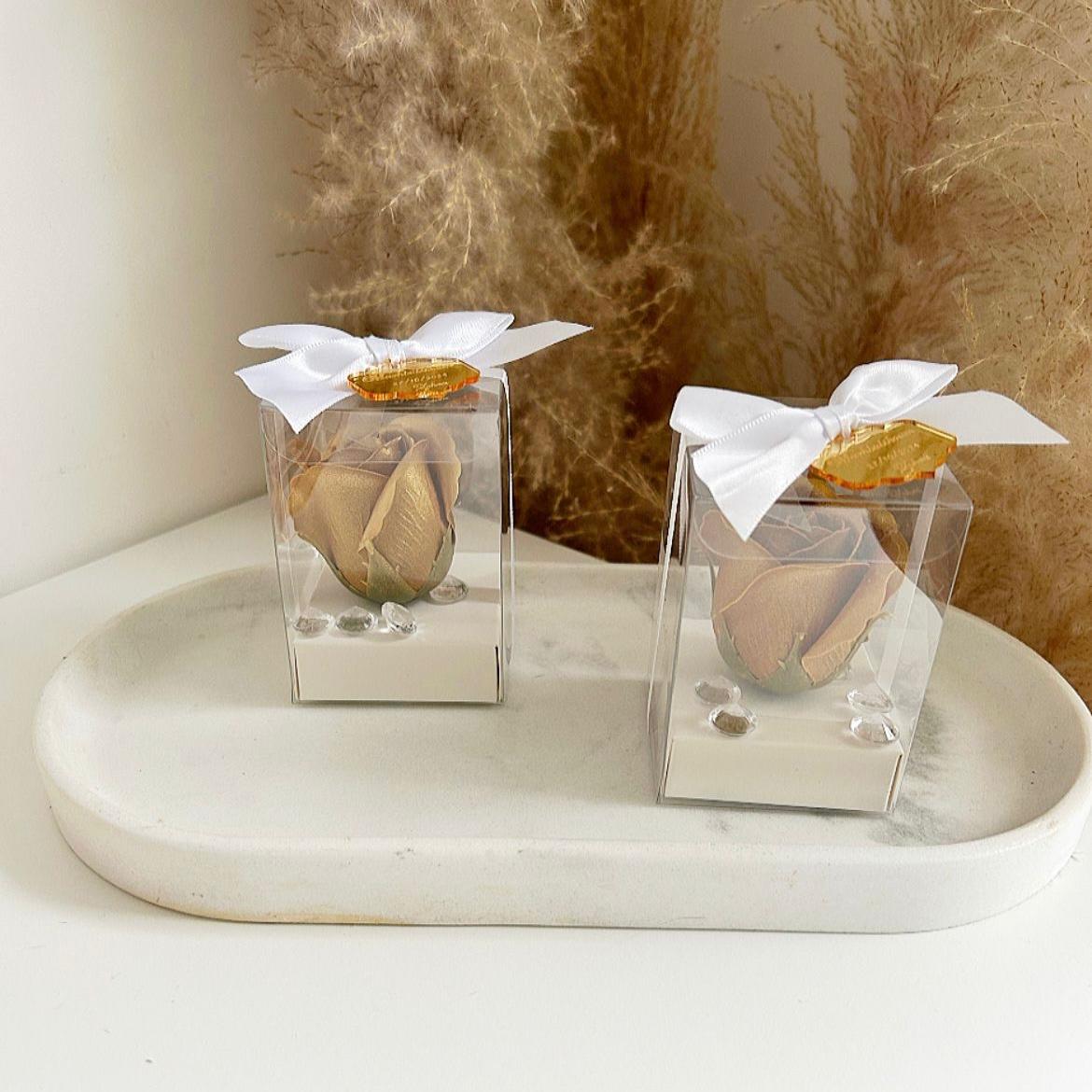 MON CADEAU INVITE - Personalisierte Seifenrose VIP Luxe in transparenter Box mit goldener Plakette, weißer Schleife und dekorativen Perlen, elegantes Gastgeschenk für Hochzeit oder besonderes Event