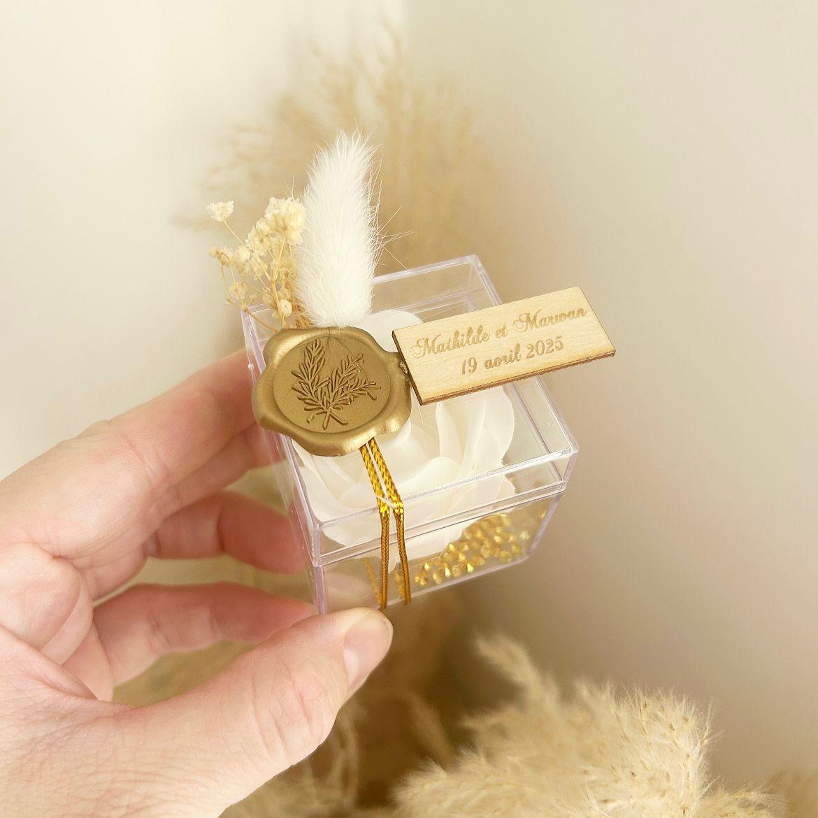 Seifenrose Voltaire als personalisiertes Gastgeschenk zur Hochzeit, duftend und elegant verpackt