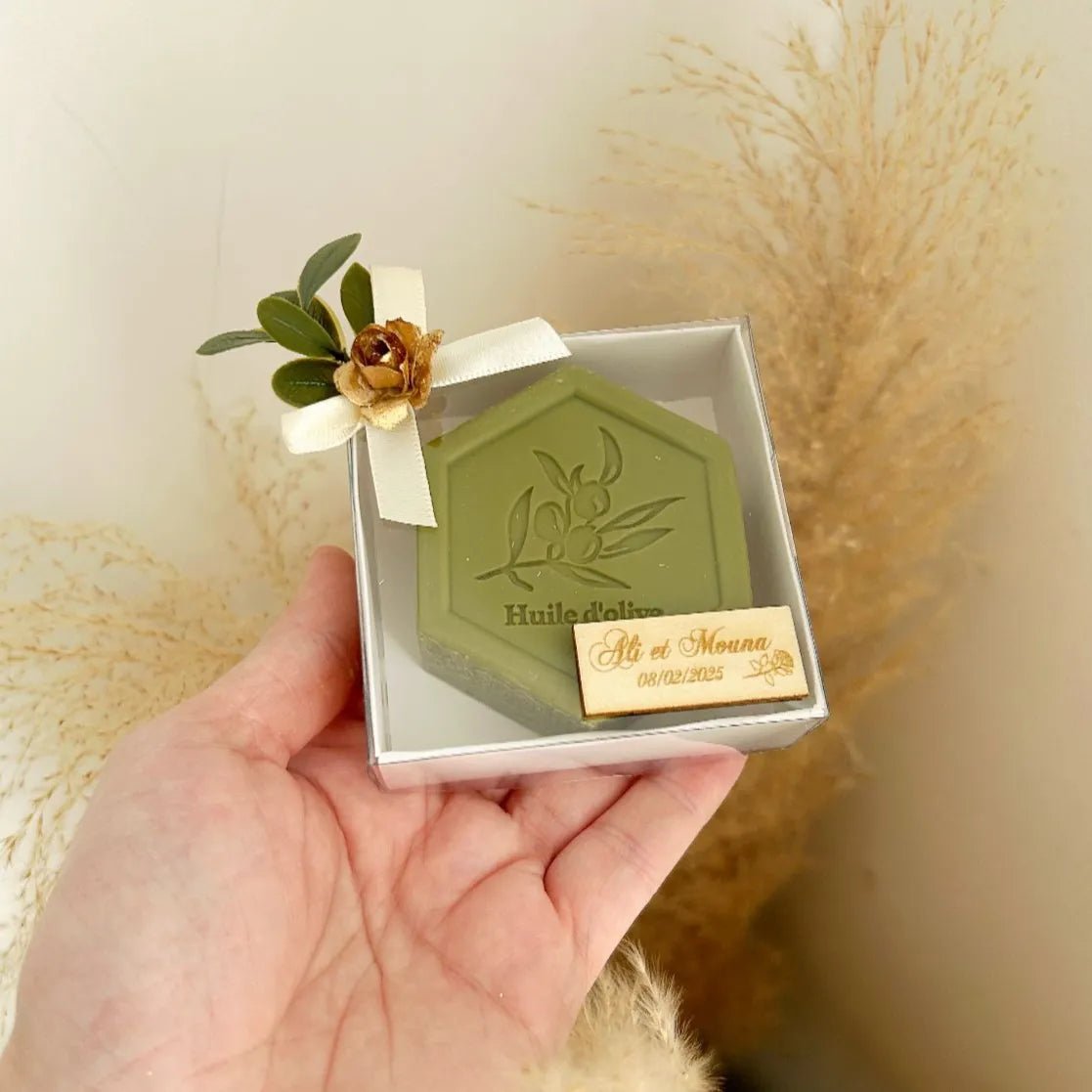 Signatur-Olivenölseife als personalisiertes Gastgeschenk zur Kommunion und Taufe, graviert und dekoriert