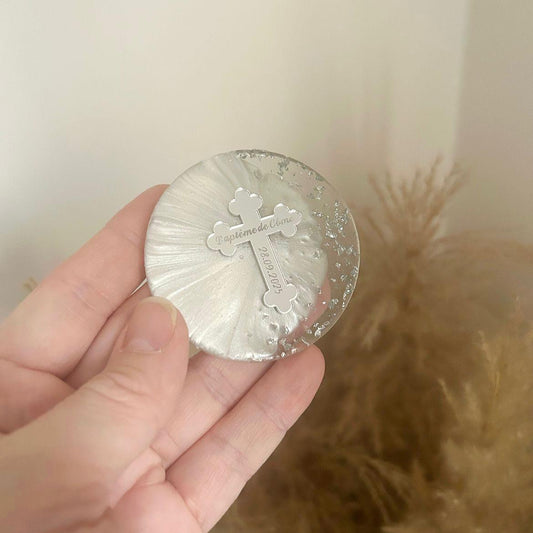 Silberkreuz-Magnet personalisiert für Kommunion oder Konfirmation, Kreuzmotiv als liebevolle Erinnerung