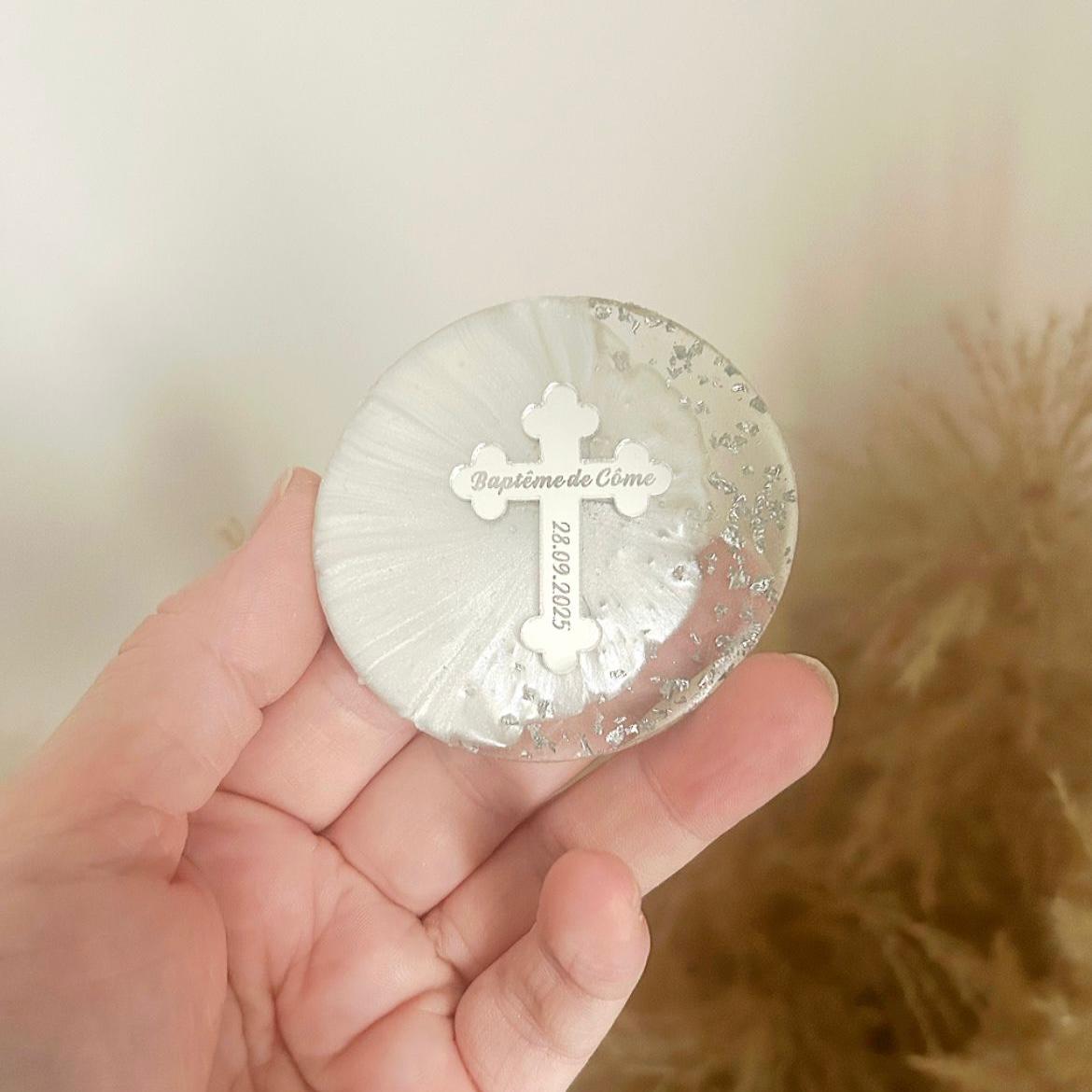 Silberkreuz-Magnet personalisiert als religiöses Gastgeschenk zur Taufe oder Kommunion, silberfarben