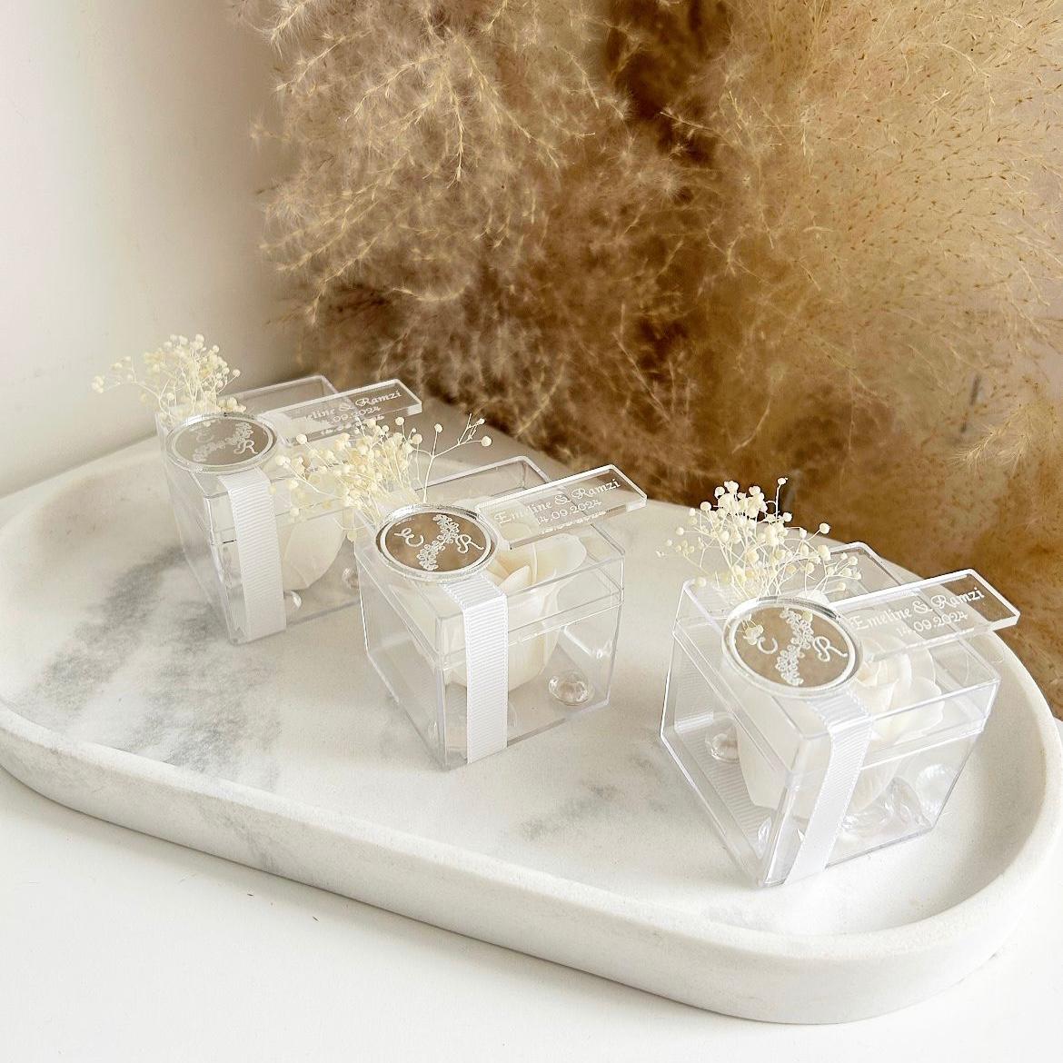 MON CADEAU INVITE - Personalisierte silberne Pure Seifenrose in transparenter Box mit elegantem Siegel und getrockneten Blumen, stilvolles Gastgeschenk für Hochzeit oder besonderes Event