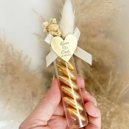 Sultana-Zuckermandeln als Gastgeschenk zur Hochzeit – goldenes Etui, elegant verpackt