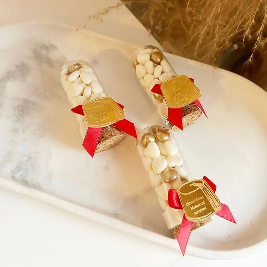 Tarbusch-Zuckermandeln als personalisiertes Gastgeschenk zur Beschneidung – rot-goldene Details