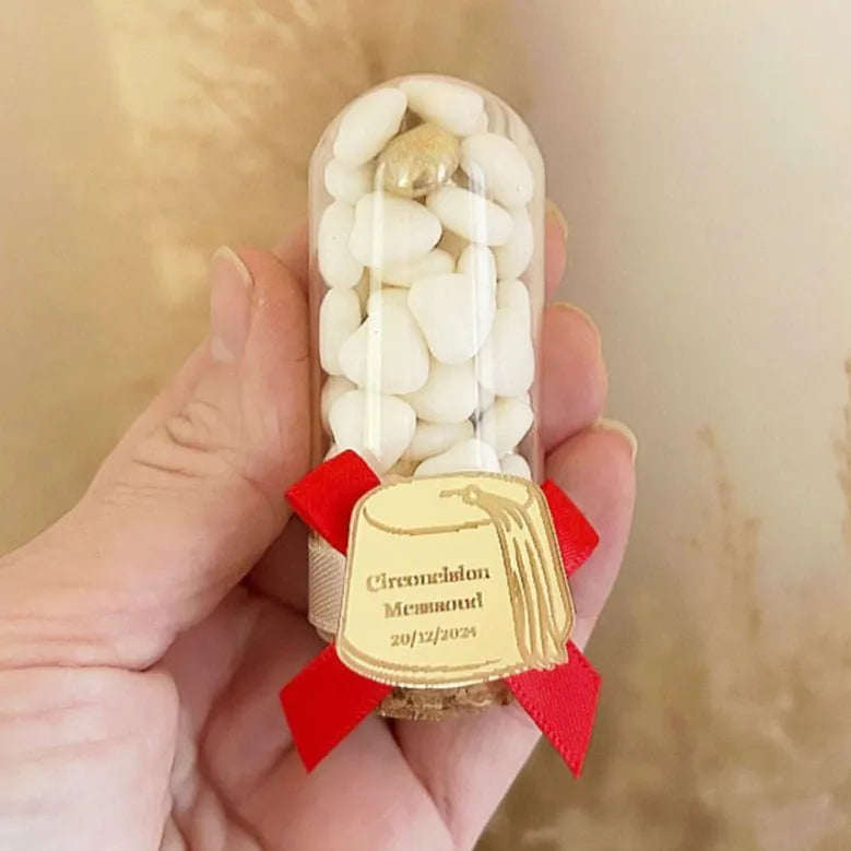 Tarbusch-Zuckermandeln als personalisiertes Gastgeschenk zur Beschneidung – rot-goldene Details