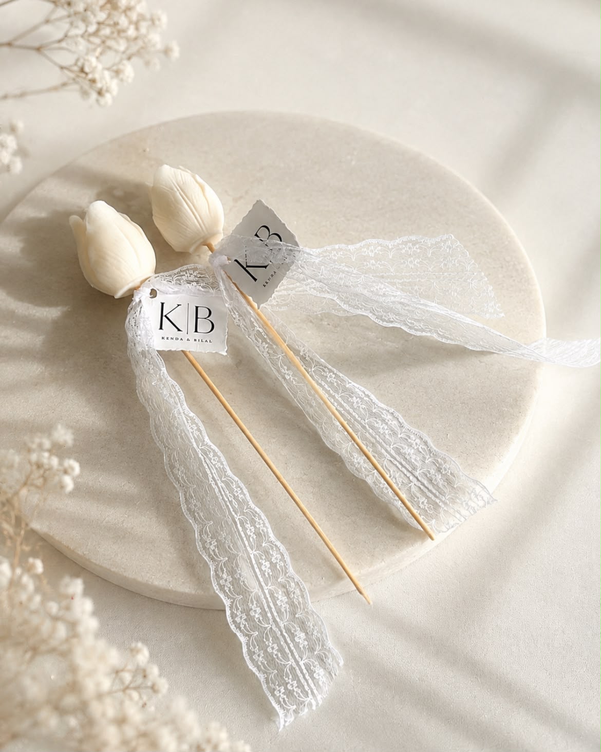 Personalisierte Tulpenkerzen Bride mit Namen und weißer Spitze für Hochzeitsgäste