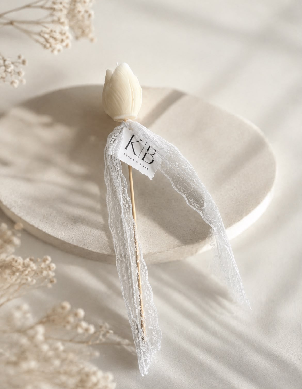 Tulpenkerze Bride personalisiert mit Etikett und weißer Spitze als Gastgeschenk zur Hochzeit