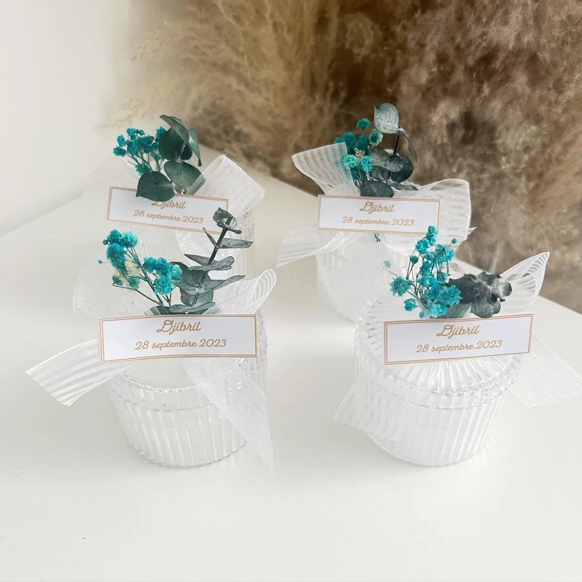 Turquoise-Kerze als personalisiertes Gastgeschenk – strahlende Akzente und elegant