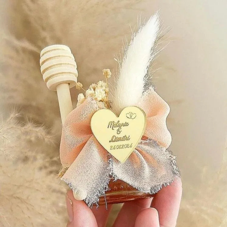 MON CADEAU INVITE - Personalisierter unwiderstehlicher Honig im Glas mit Herzetikett, Honiglöffel, Stoffdekor und Feder, elegantes Gastgeschenk für Hochzeit oder besonderes Event