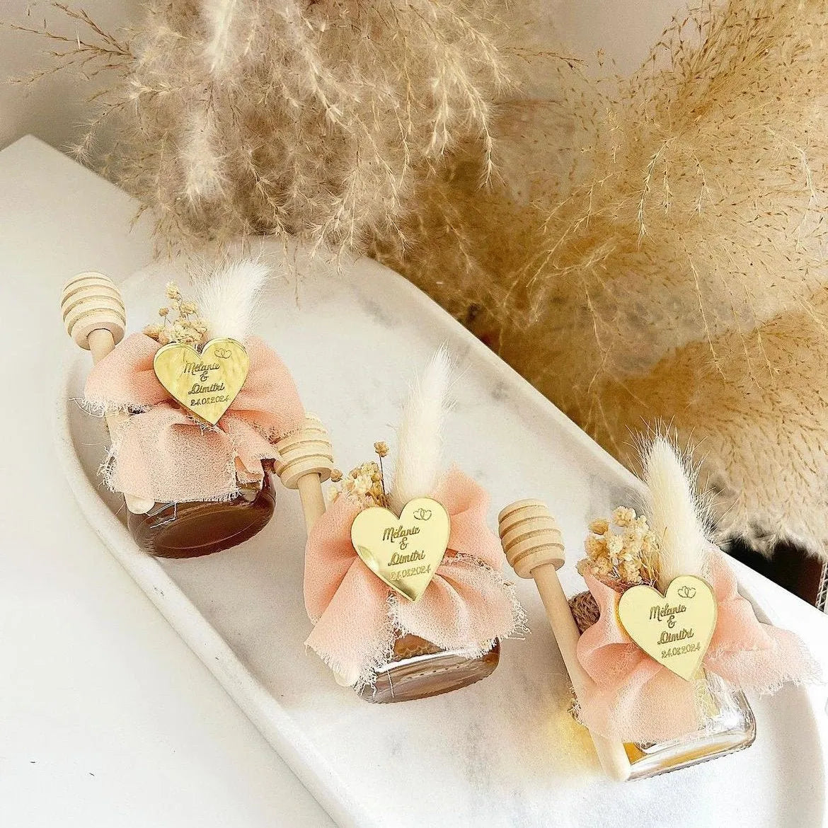 Unwiderstehliches Honigglas als personalisiertes Gastgeschenk für Hochzeit und Taufe, mit Herzanhänger, Schleife und Holzlöffel