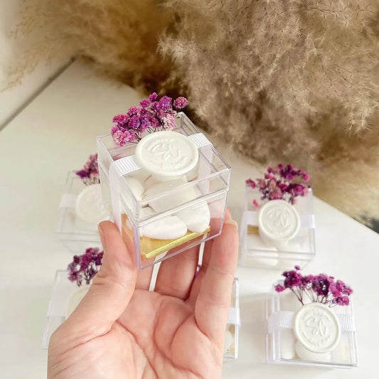 Veilchen-Zuckermandeln als personalisiertes Gastgeschenk zur Hochzeit – elegante Präsentation