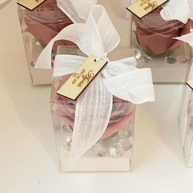 VIP-Seifenrose als edles Gastgeschenk für Hochzeit und Taufe, elegant verpackt mit Schleife