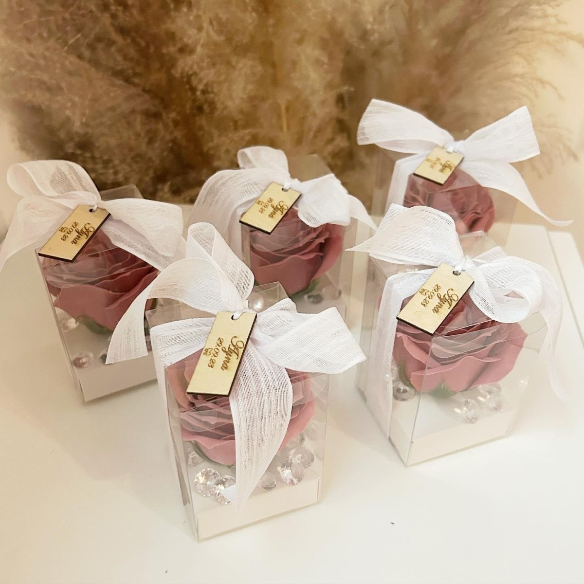 VIP-Seifenrose als edles Gastgeschenk für Hochzeit und Taufe, elegant verpackt mit Schleife