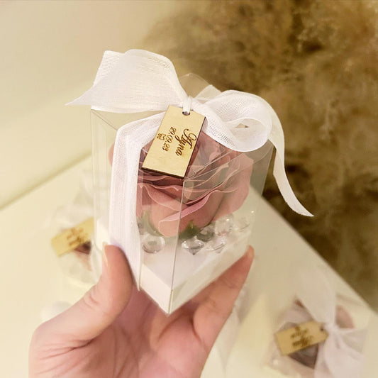 VIP-Seifenrose als edles Gastgeschenk für Hochzeit und Taufe, elegant verpackt mit Schleife