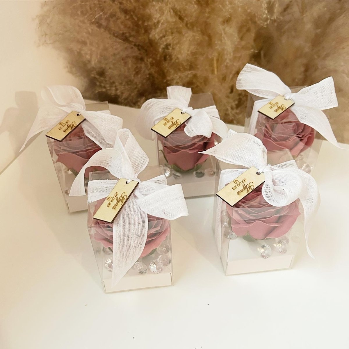 MON CADEAU INVITE - Personalisierte VIP Seifenrose in transparenter Box mit rosa Rose, weißer Schleife und goldener Plakette, elegantes Gastgeschenk für Hochzeit oder besonderes Event