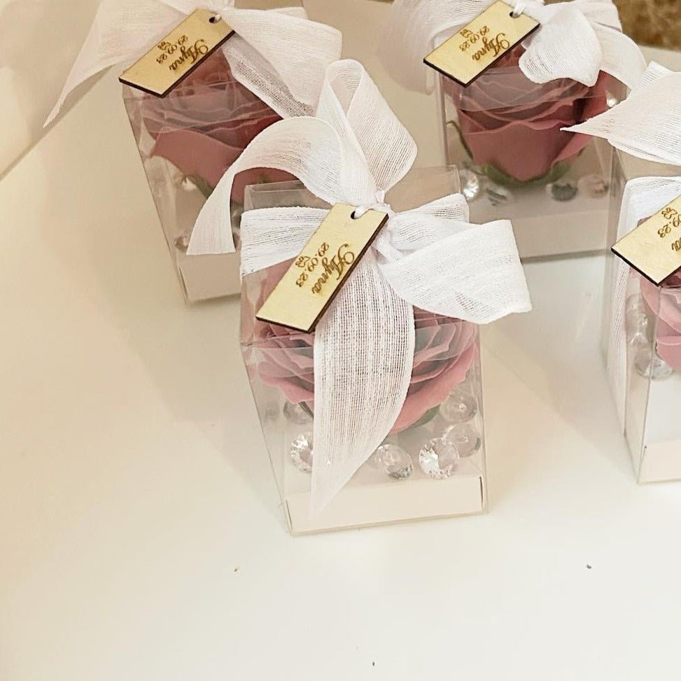 MON CADEAU INVITE - Personalisierte VIP Seifenrose in transparenter Box mit rosa Rose, weißer Schleife und goldener Plakette, elegantes Gastgeschenk für Hochzeit oder besonderes Event