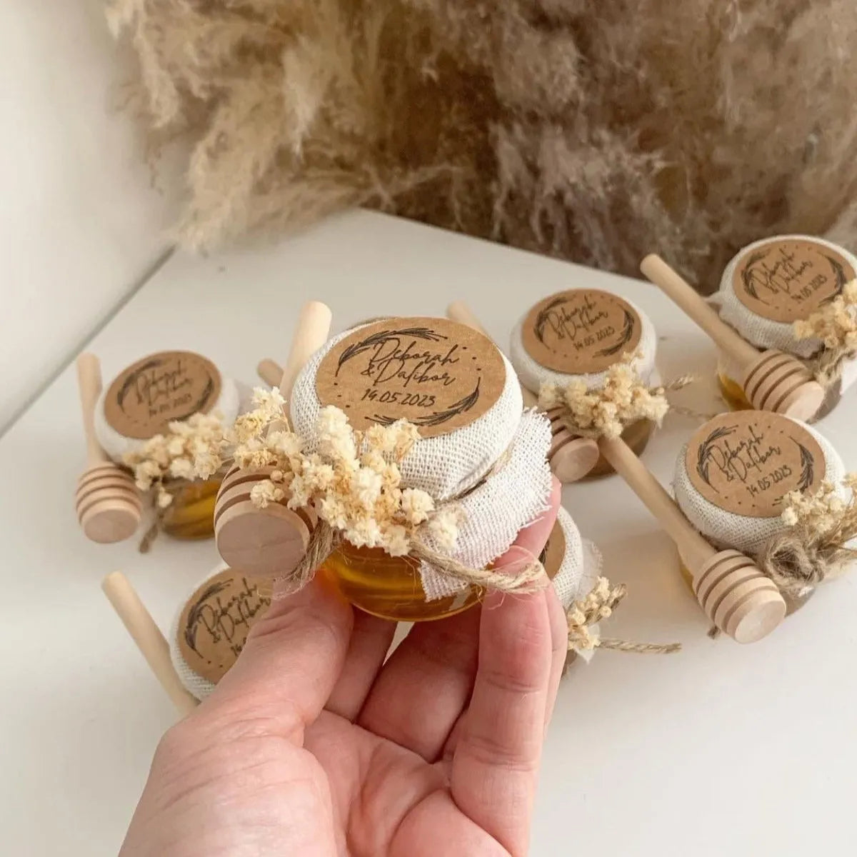 Wald-Honigglas als personalisiertes Gastgeschenk für Hochzeit, Taufe und Kommunion, im natürlichen Waldstil dekoriert mit Holzlöffel und Trockenblumen